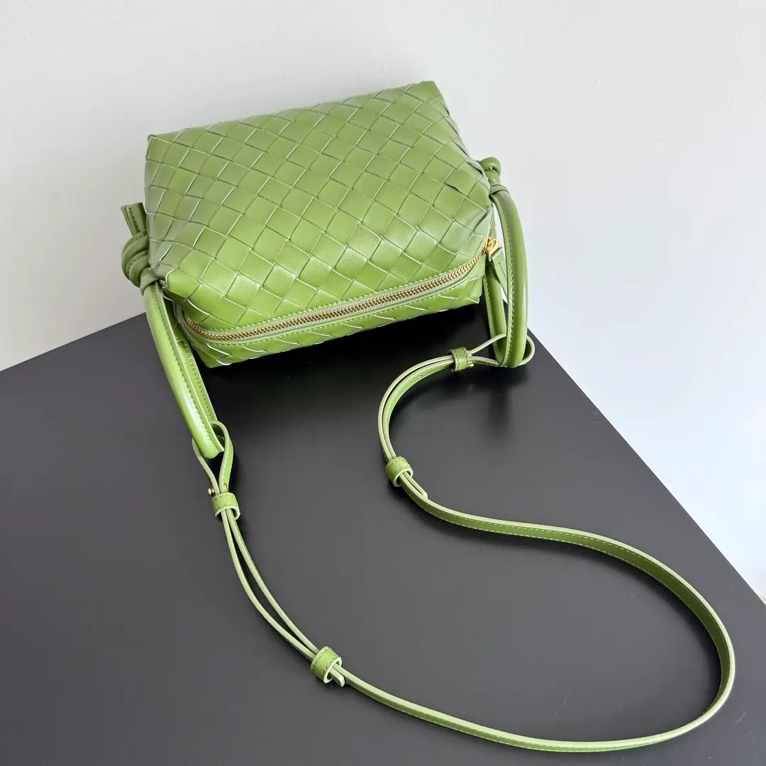 Batch 1360 BOTTEGA VENETA 2024 new loop is here! ! Many girls who like BV have owned the Loop bag. It has a simple appearance, classic weaving, and a compact and lightweight bag shape. This innovation continues the "camera bag" shape. Unlike the traditional Loop bag, which can only be worn as a crossbody bag, this innovation It can be carried by hand or cross-body, satisfying both the concave shape and daily needs. The oversized buckle can be folded and used as a handle. The sultry heat in summer ☀️ usually reduces people's desires. Having a lightweight bag will greatly enhance the happiness of traveling🫧 Style number: 796615 Size: 19*12*9cm